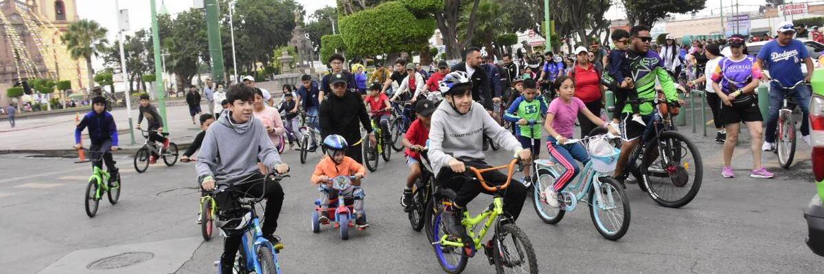 500 niños y papás en rodada con causa