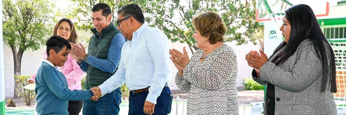 Navarro entrega más obras para educación