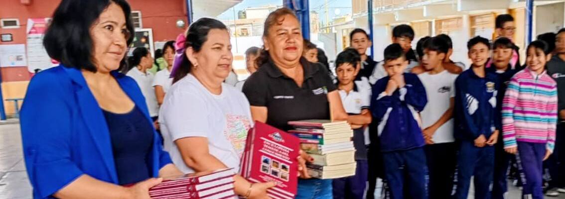 Donan en Soledad, libros y enciclopedias a escuelas