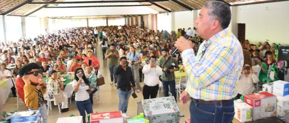 Festeja Navarro a las mamás de Soledad